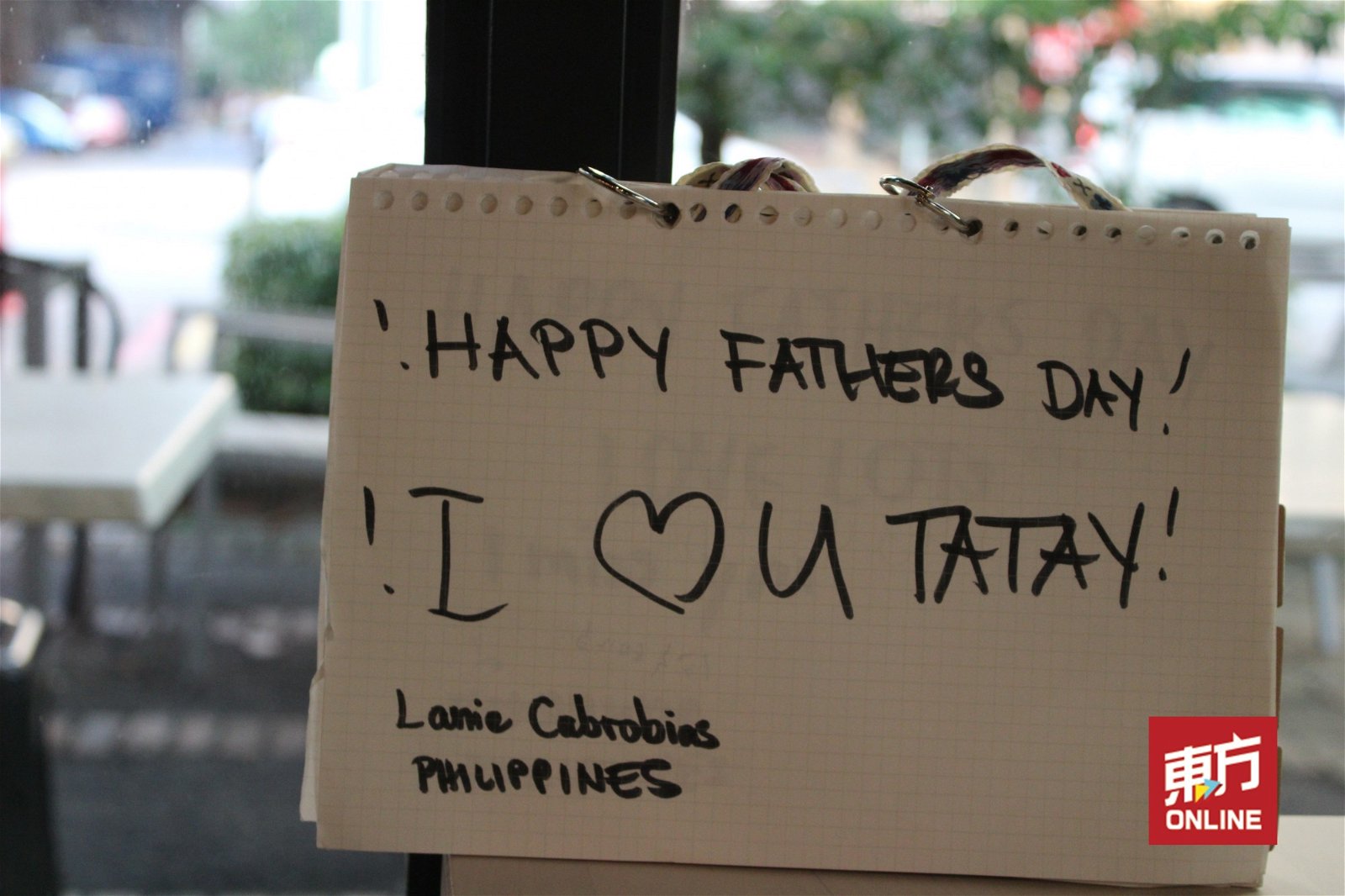 来自菲律宾的Lanie Cabrobias，在纸上用她的母语—菲律宾他加禄(Tagalog)文写著：我爱你爸爸，祝贺今年已年届六十的父亲。
