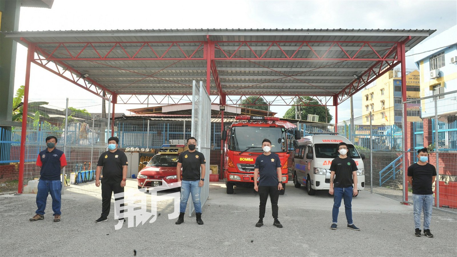 斯里沙登自愿消防队的救护车载送团队是在上个月18日正式成立，除了杨宝锋，还有叶勇权、叶永康、岑南发以及杨文康。