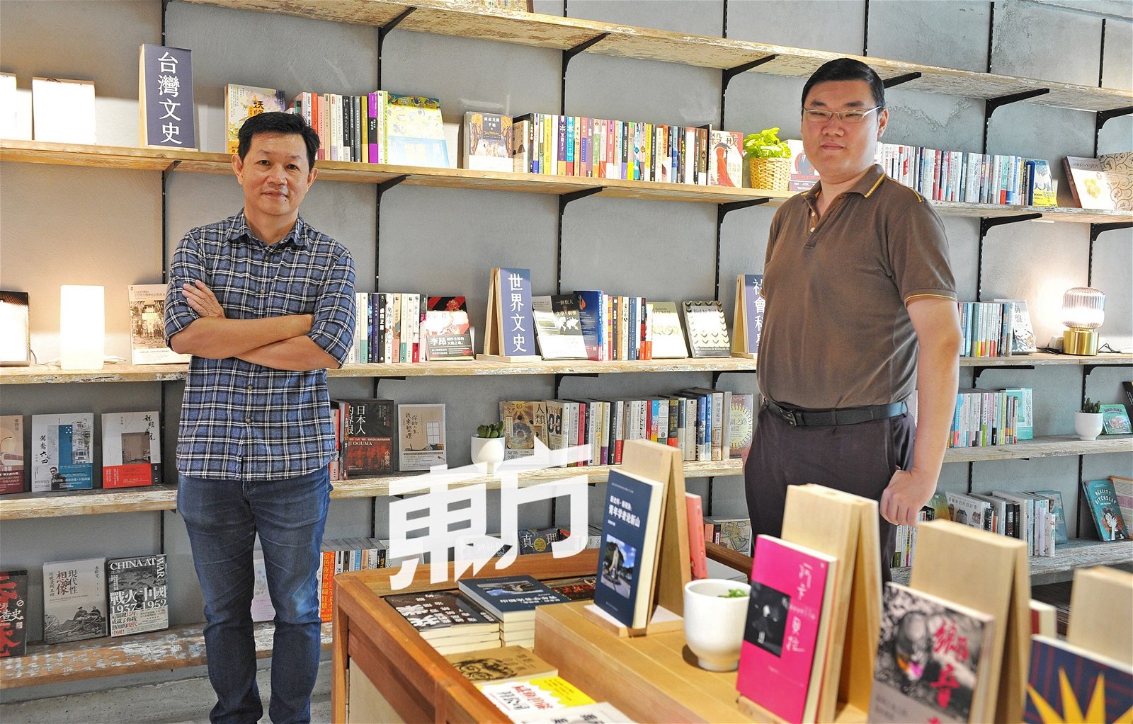 黄国雄（左）和颜汉霖是季风带马来西亚主要负责人；黄国雄负责向外推广阅读这一块，而作为店长的颜汉霖除了负责为书店挑选优质书籍，还会为读者推荐合适的书。