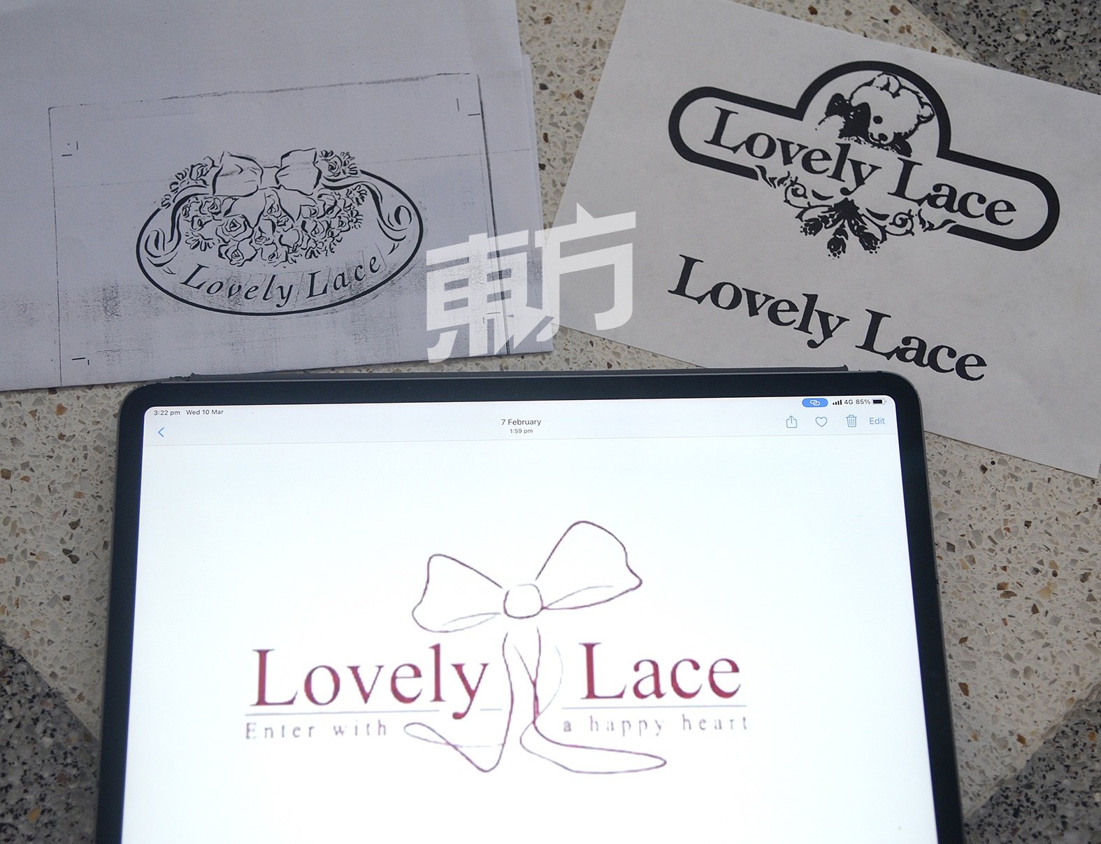 随著潮流趋势的变化，Lovely Lace的商标已经来到第三代，更为简练、鲜明。
