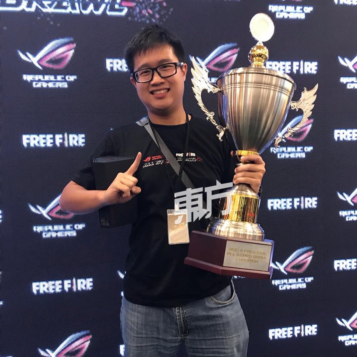 除了担任解说员，KBC Sensei最初的梦想就是成为一名职业电竞玩家。图为他组队参加2019年《我要活下去》（Free Fire）锦标赛，并成功捧杯。