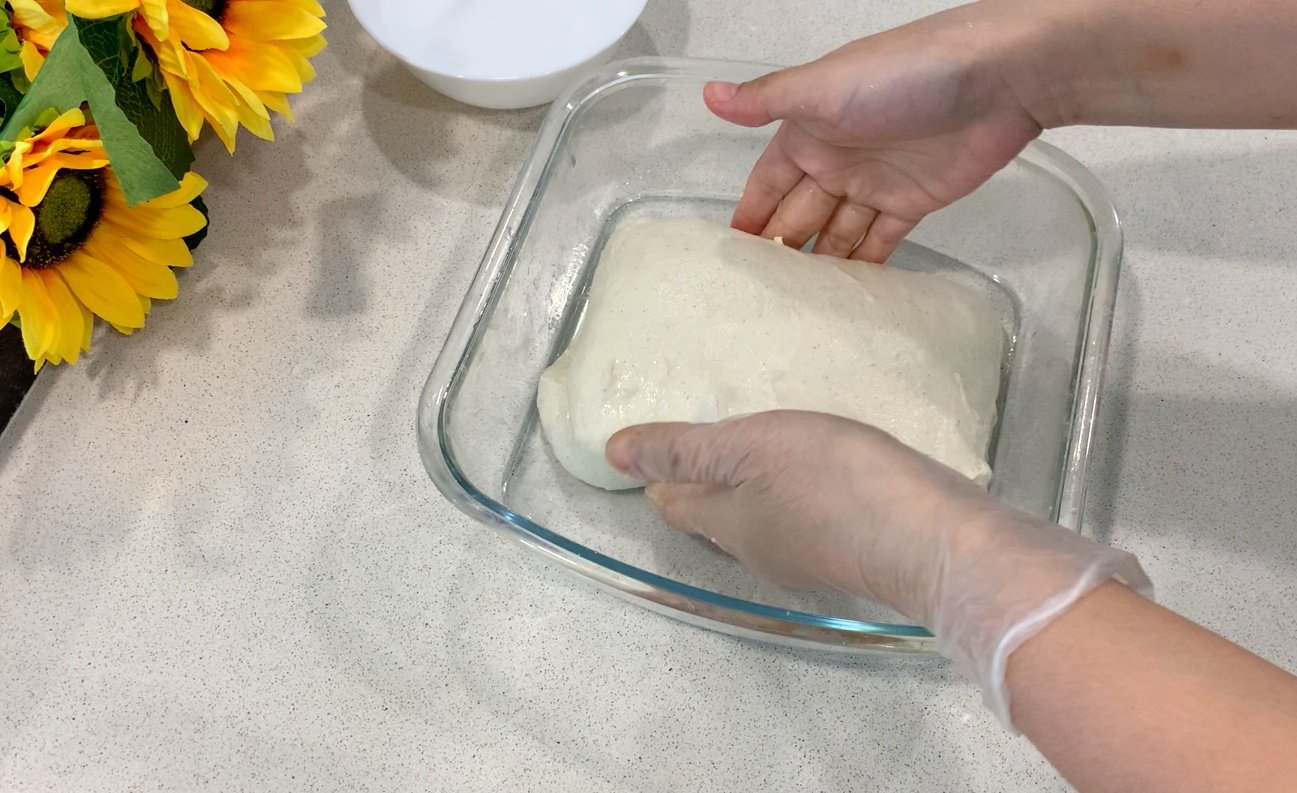 酸面包的做工繁琐，制作期间需要每隔20至30分钟就搓揉面团，直至完成为止。