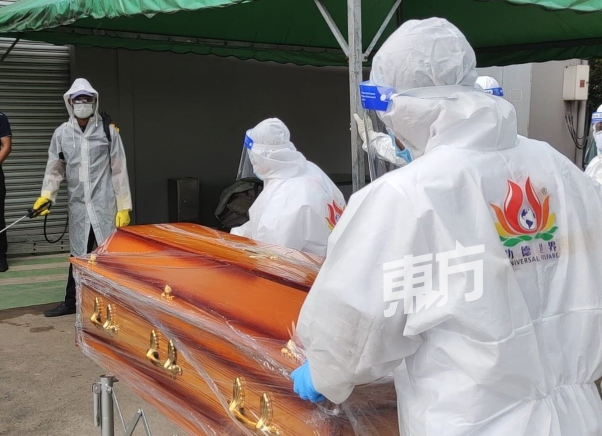 棺木离开医院时，已包裹著一层层的保鲜膜。