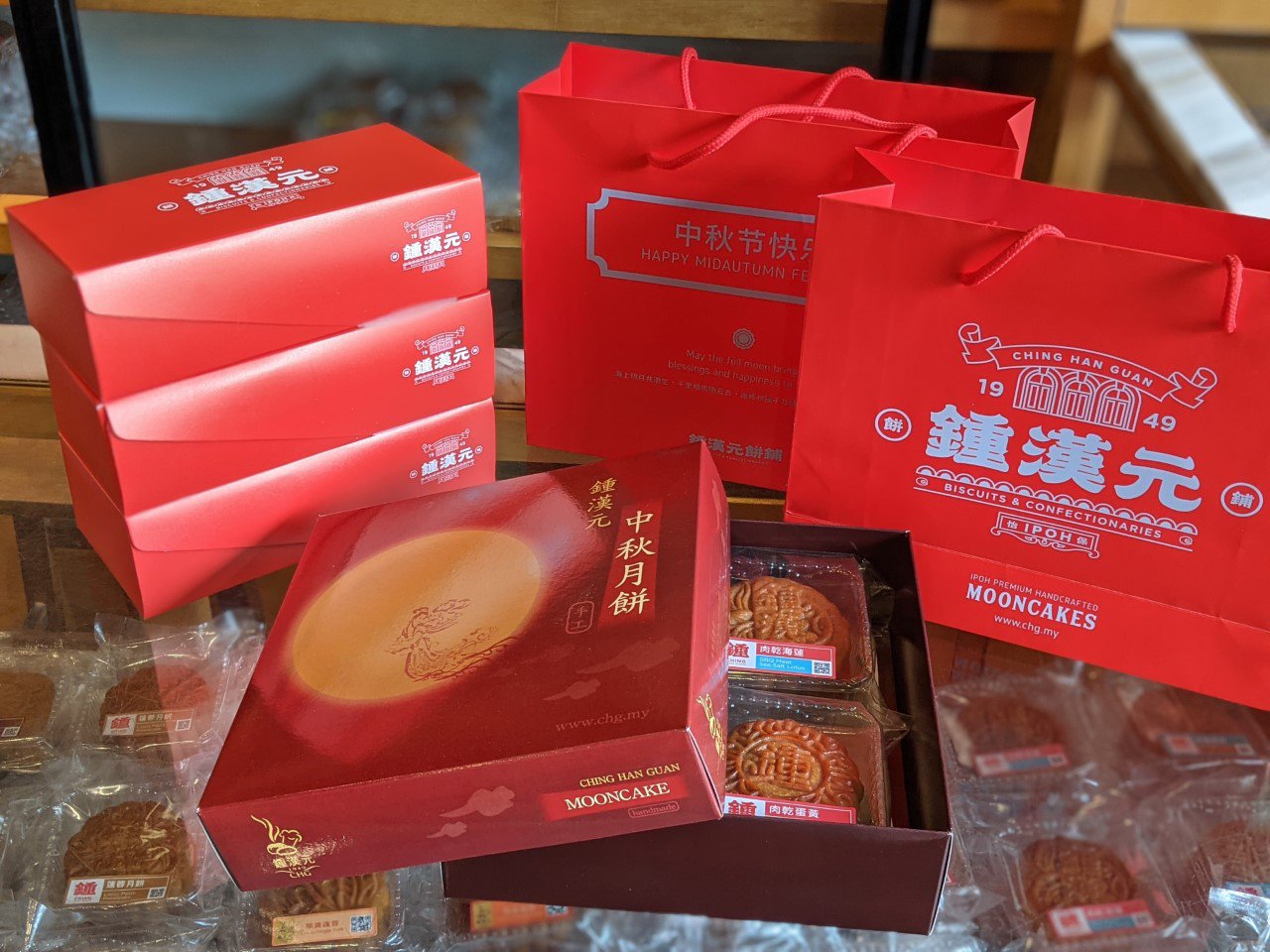 锺汉元目前的客户群较为注重味道，因此店家至今仍沿用设计较为传统的纸盒包装，已经9年未更换包装了。