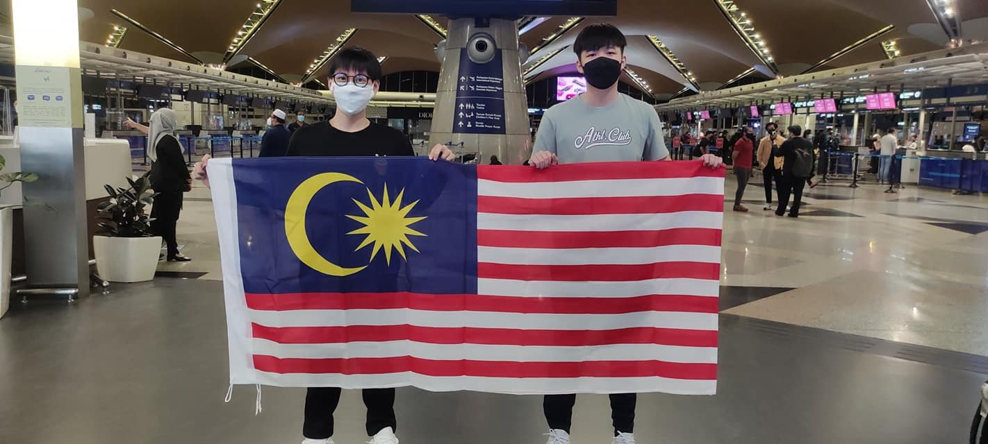 本地选手陈重建（左起）和庄进祥终于获得跨境准证，并在9月16日从吉隆坡国际机场出发，飞往罗马尼亚参加第十届《刀塔2》国际邀请赛。（取自Muhammad Farouq面子书）