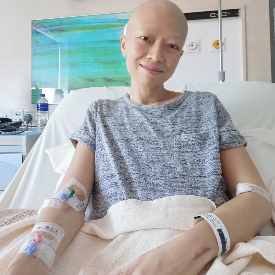 对于患癌，黄招慈没有怨天尤人，她说：“相比起很多人，我还是幸福的。抗癌路上，我遇到很多贵人。”当中包括没有放弃她的医生。“医生当时没说一定会康复，但他至少让我看到存活的希望。”