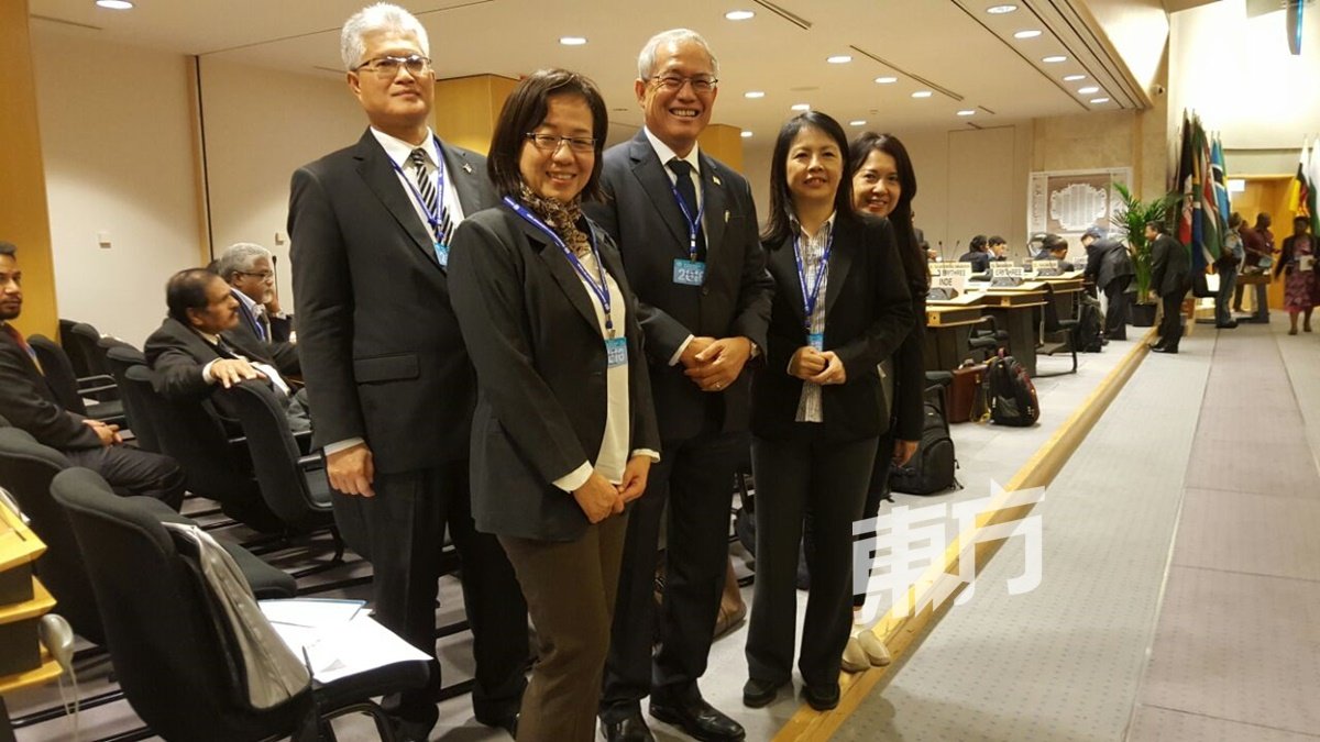 陈雪平在2016年代表马来西亚职工总会到瑞士日内瓦出席国际劳工组织年度大会，图为她与时任人力资源部长拿督斯里利查烈及其他出席者合照。