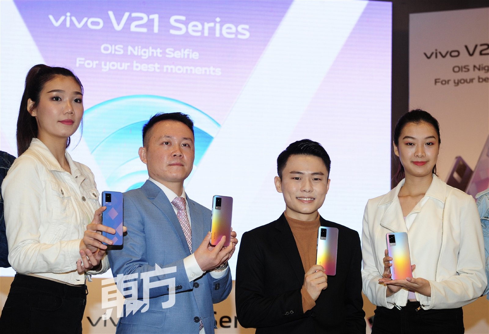 大马vivo首席执行员徐苗（左2）推荐V21系列自拍手机。