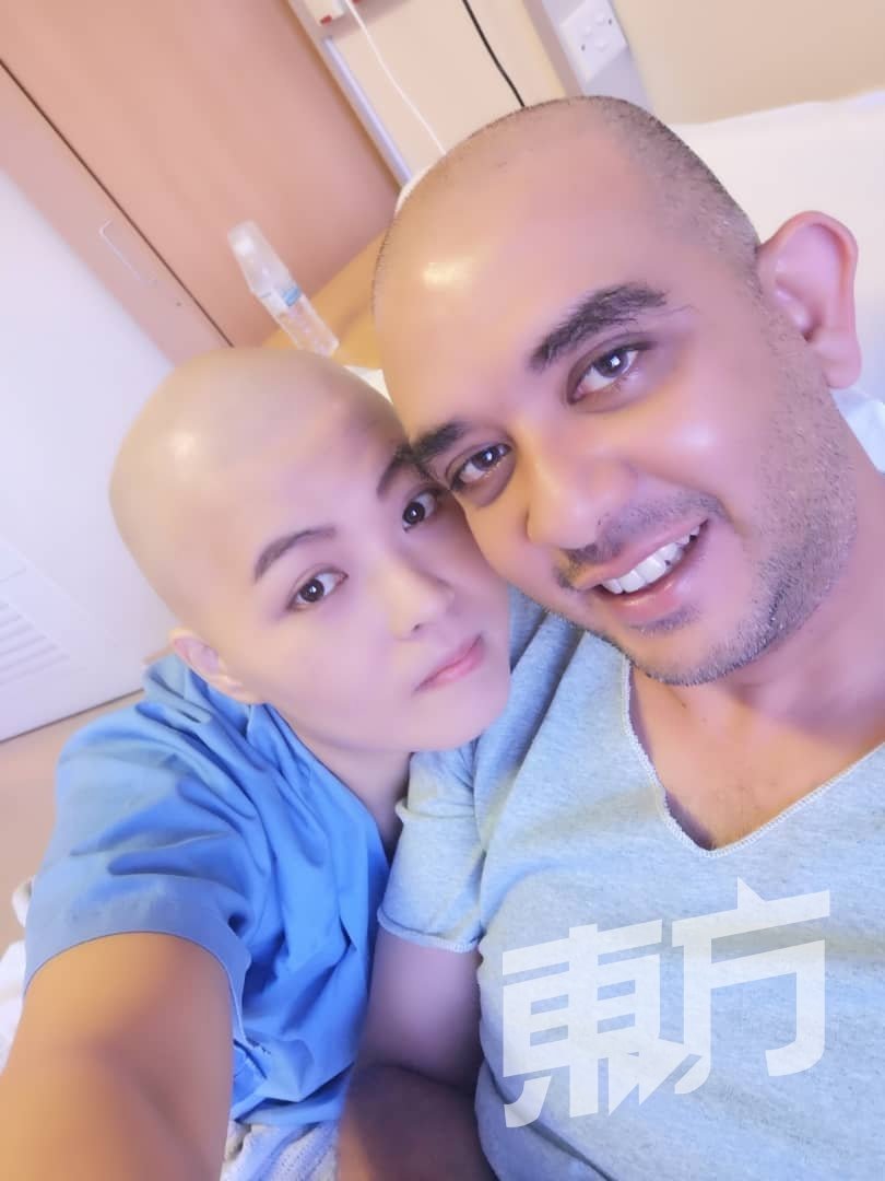 抗癌期间，曾惠娟的丈夫（右）陪她剃头以示支持。曾惠娟说，自己可以勇敢抗病，丈夫功不可没。