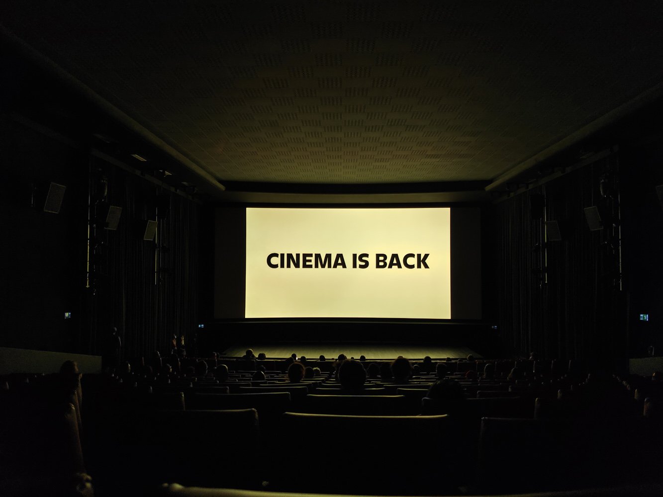 在今年8月举办的卢卡诺线下影展中，每部电影播映之前，大荧幕都会出现“Cinema is Back”字眼。（张吉安提供）
