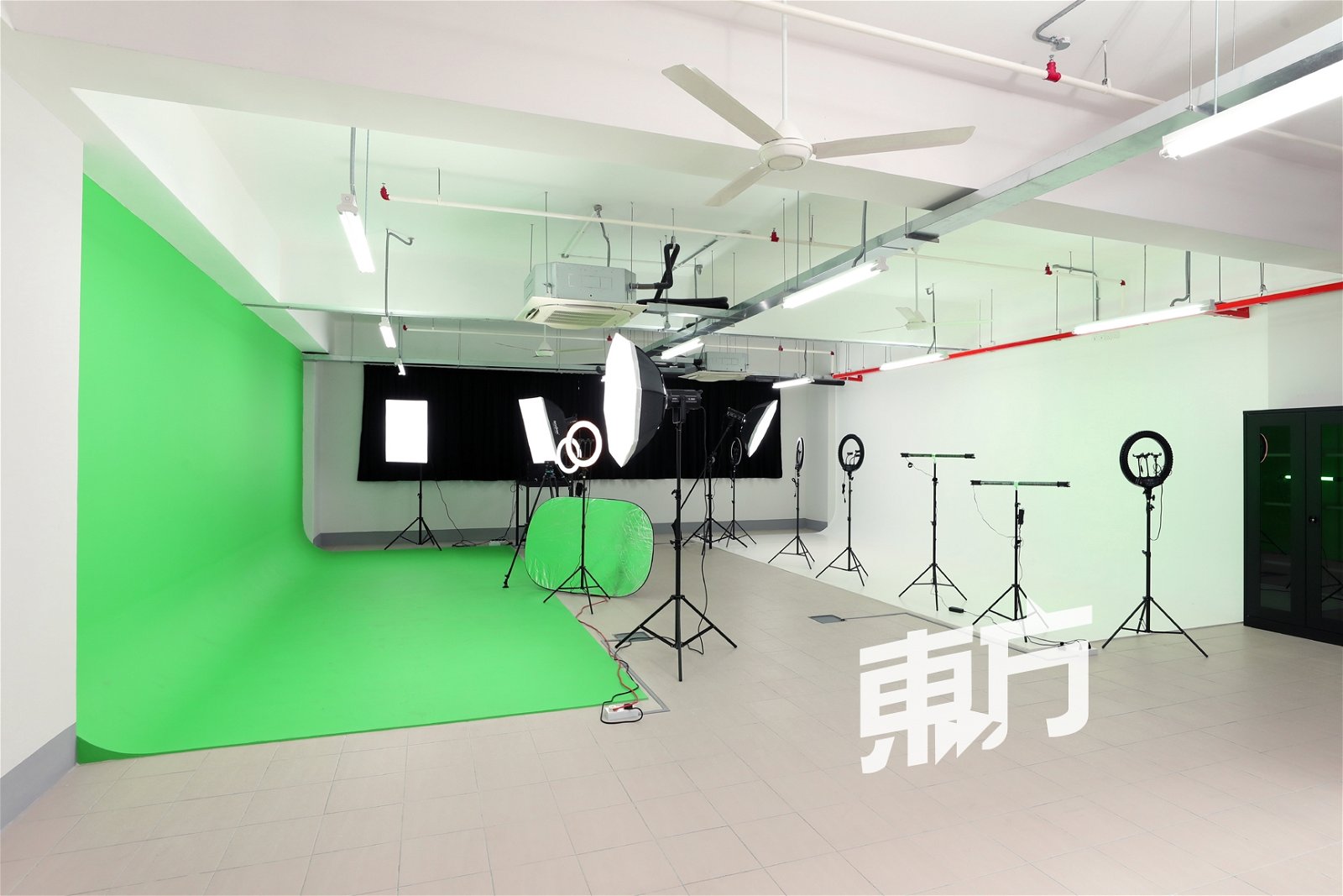 视听室拥有各种器材，将学生影片制作带到不同层次，如将一些事物叠加在虚拟或动画背景上，玩出新花样。