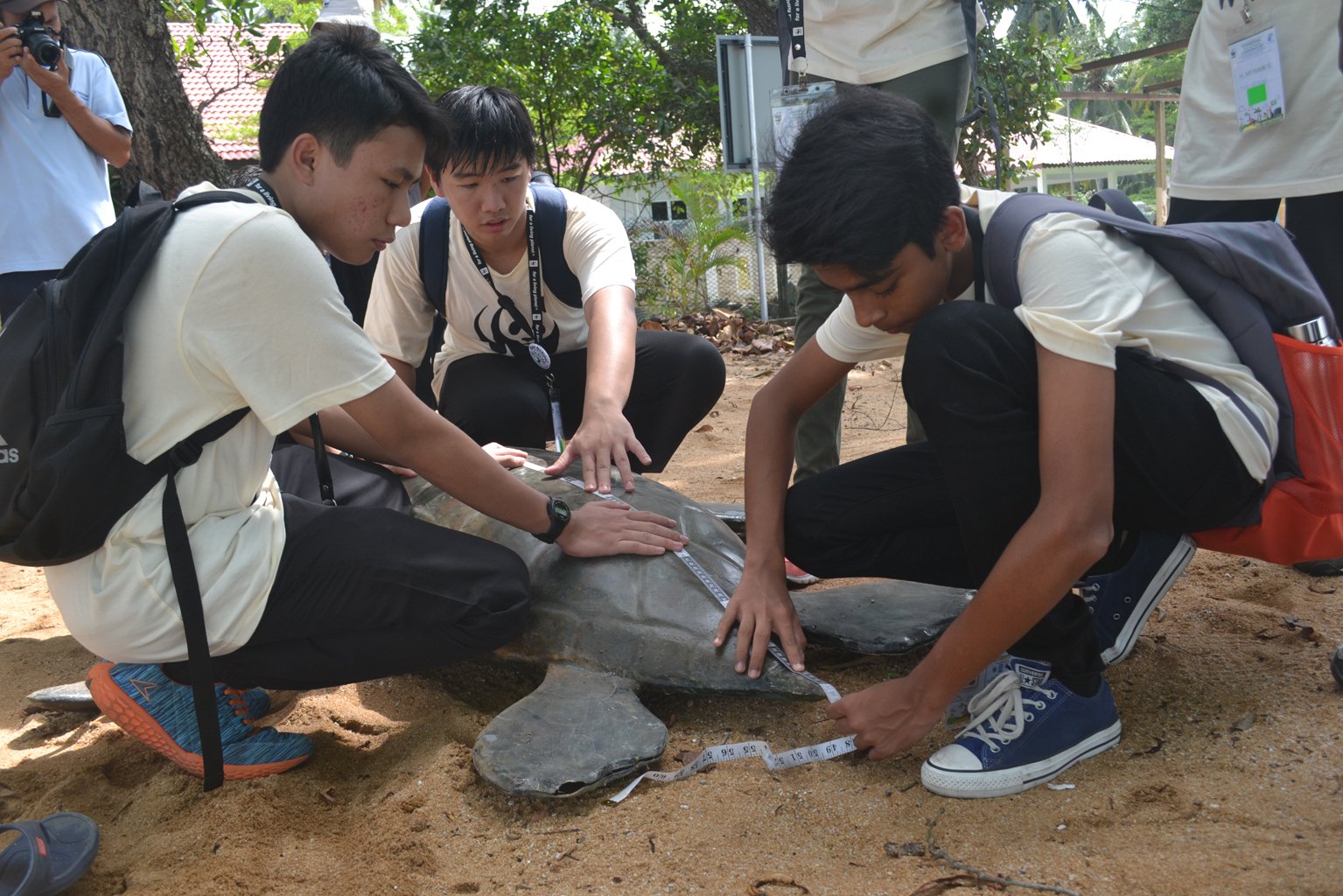 生态校园计划已在大马落实10年，目前累积超过200间学校注册参与，在人力有限的情况下，世界自然基金会大马分会的生态校园计划经理赵珮晶认为这已算是很好的进展。图为学生拜访海龟保育中心。（摄影：Rahana Husin/WWF Malaysia）
