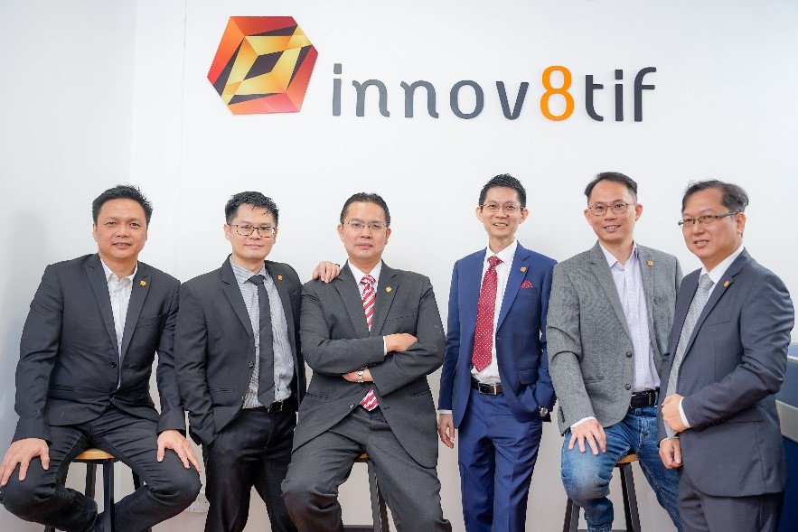 Innov8tif Solutions资深团队包括首席商务员佘绍裕（左起）、首席技术员林健伟、首席执行员李镇翔、首席运营员罗钿顺、商业策略经理陈行杰及首席财务官苏炳南。