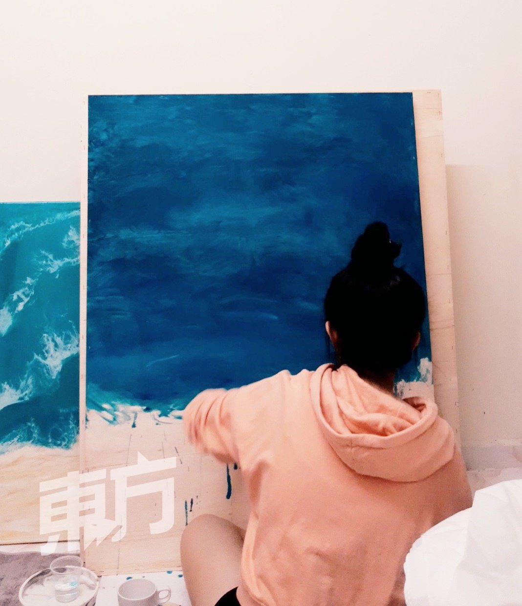刘奕宁目前计划制作一幅墙高的树脂画，让客人能摆放在客厅里当大型壁画。