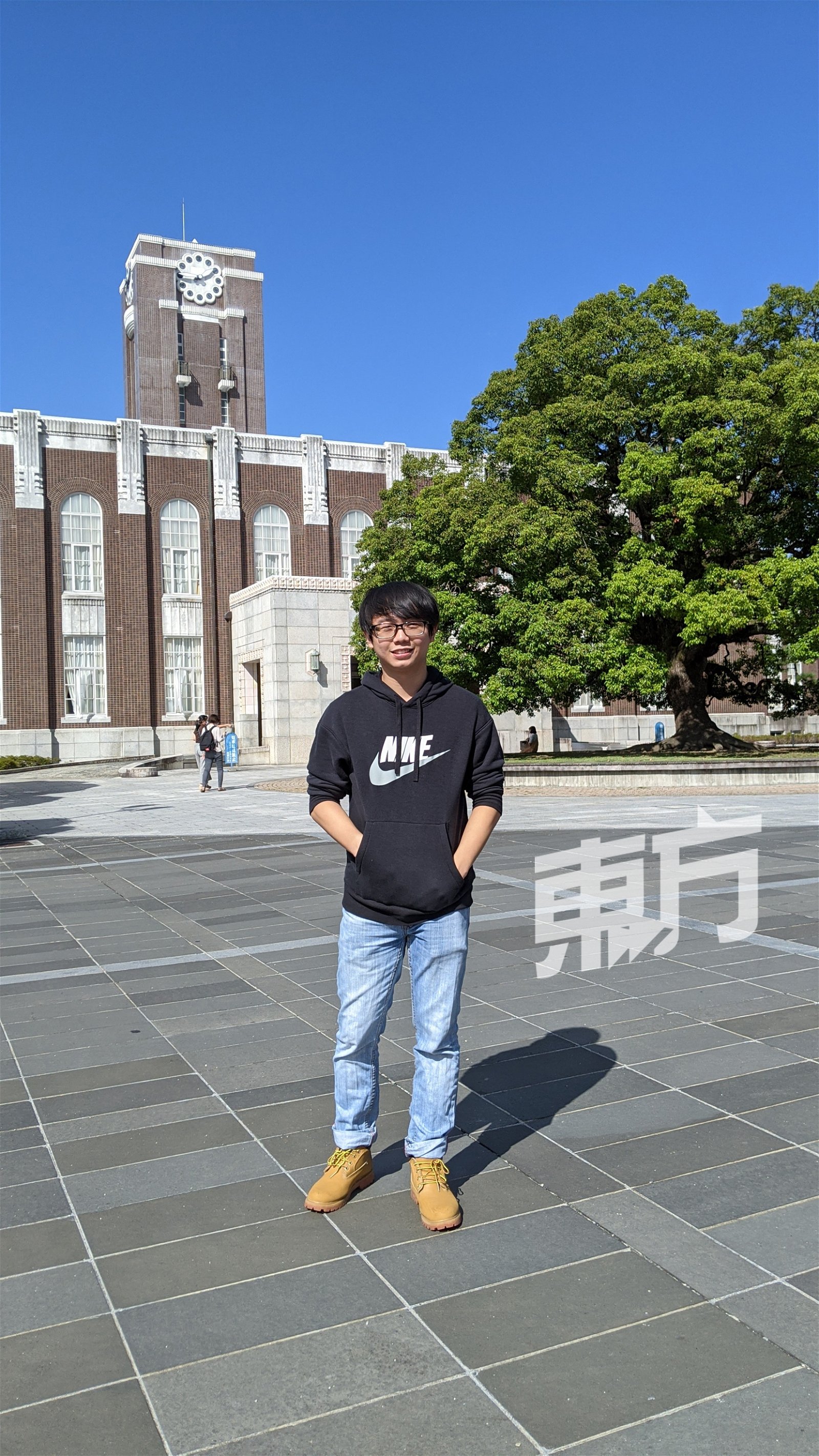 张昕翊摄于日本京都大学的标志建筑 物——百周年时计台纪念馆。