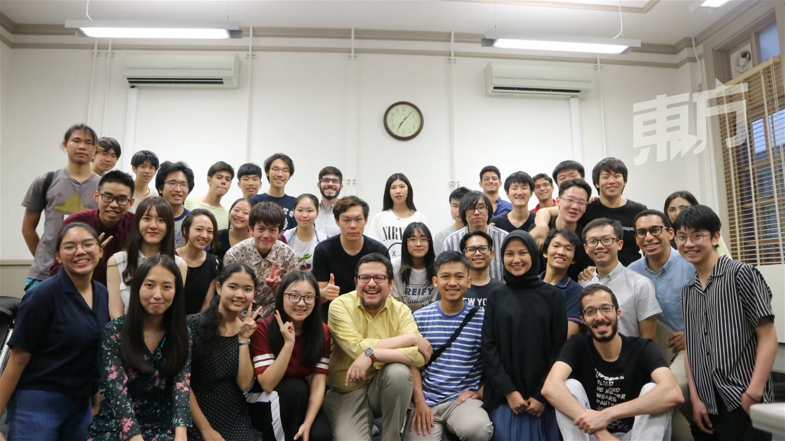 因为京大国际学生会，张昕翊认识了许多来自其他国家的留学生。图为日本京都大学土木工程国际班的师生合照。