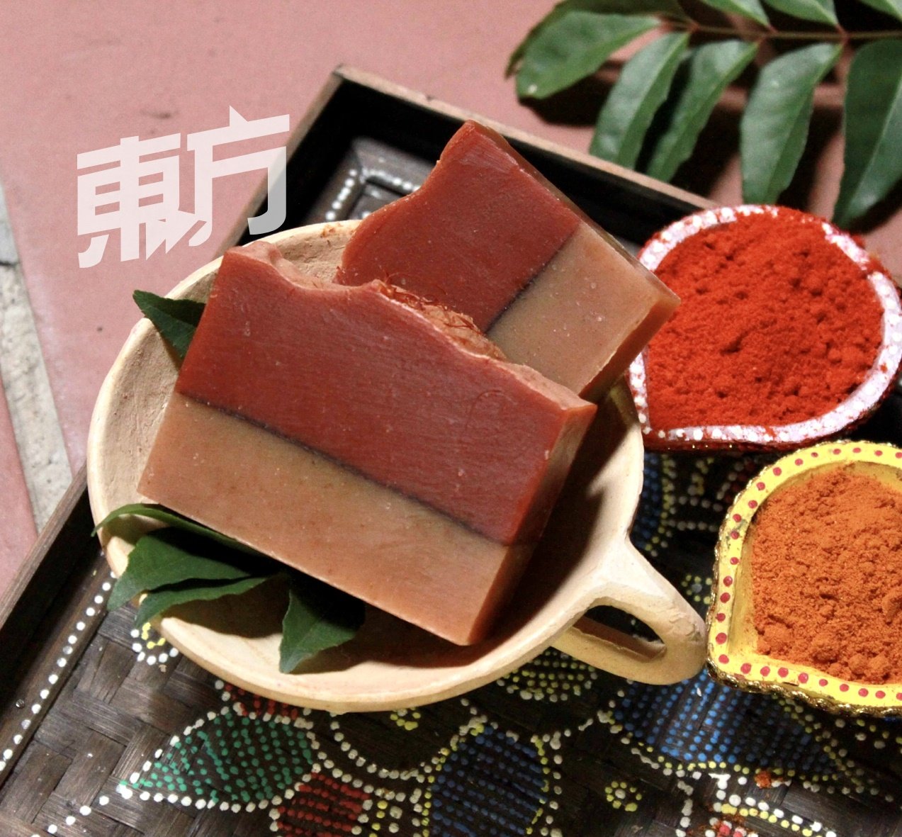 柯惠芳选用了马六甲椰糖、咖喱粉、辣椒粉、班兰叶、咖啡乌等本地常见食材，打造出娘惹糕造型的手工皂，也有峇迪布图纹的渲染皂，色彩缤纷漂亮。