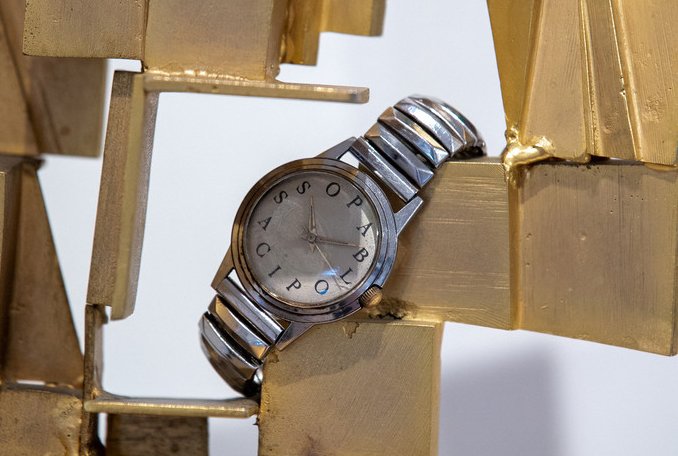 这枚瑞士小品牌制作、外表看起来中规中矩的不銹钢腕表曾经陪伴毕卡索作画。