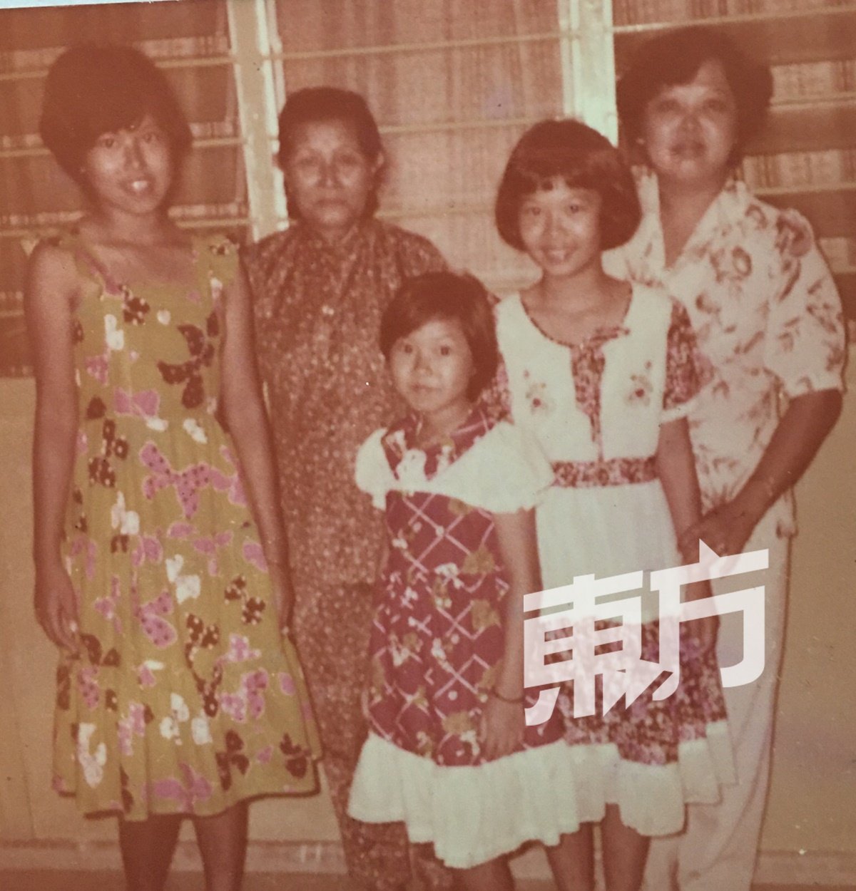 从小，妈妈就在吉隆坡工作，蔡慧燕四兄弟姐妹就由婆婆照顾，与母亲聚少离多，因此从小关系疏离。图为蔡慧燕与婆婆（左二）、妈妈（右）及妹妹们的合照。