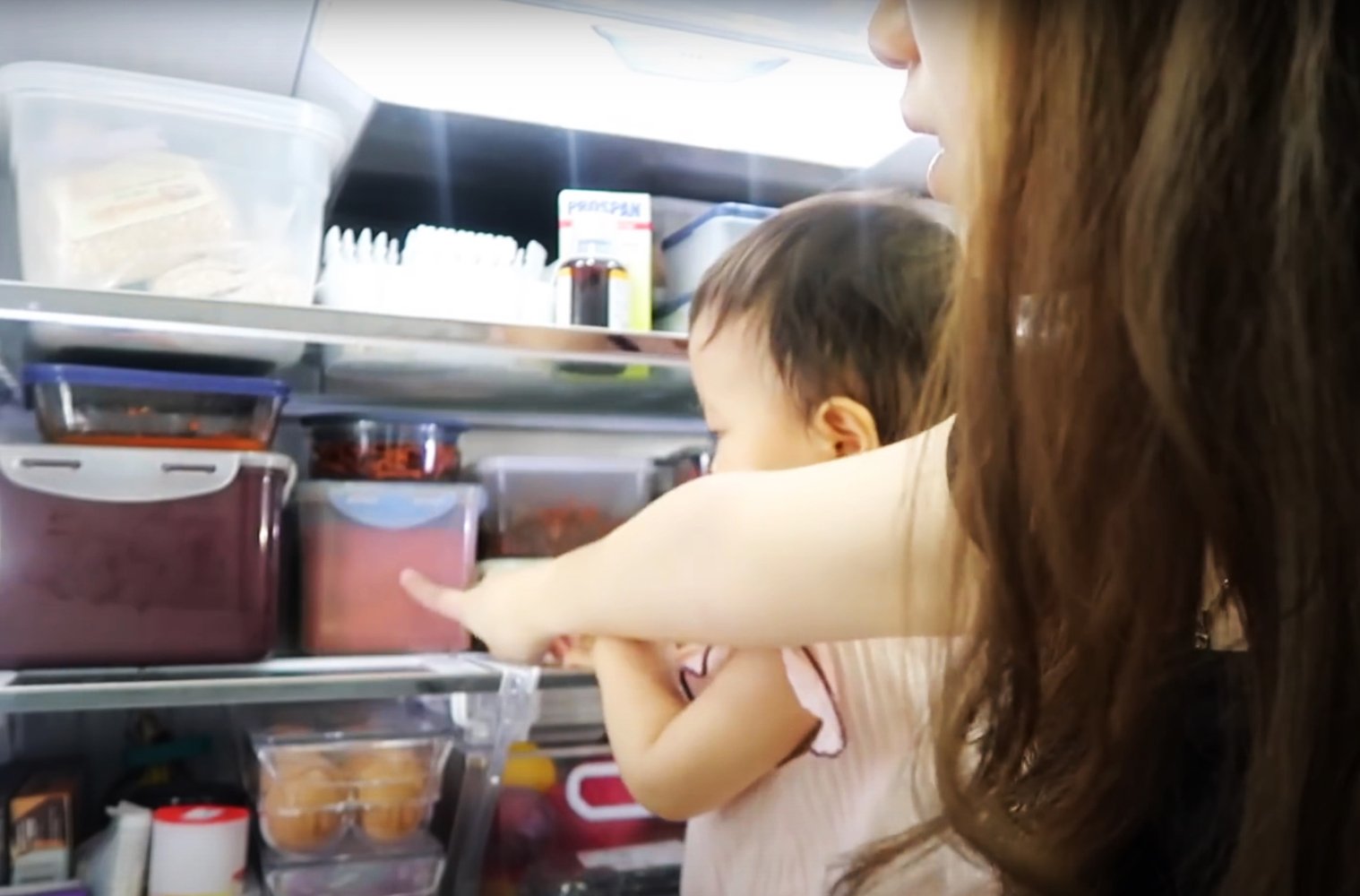 蔚丝分享，韩国人的家里会买一个冰箱专门置放泡菜，虽然她家里没有专门的冰箱，但也在自家的冰箱里预留了一个泡菜的专属空间。