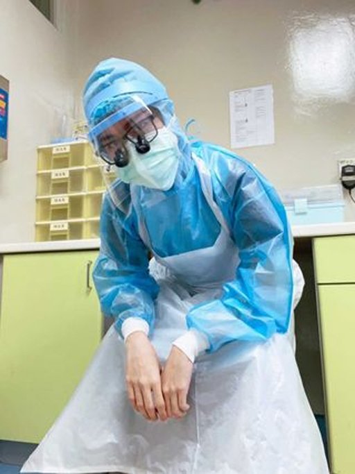 张美艺是一名牙医，任职于政府诊所，图为她身穿全套防护服工作。她表示，既然当初选者报读医疗相关科系，现在遇到疫情爆发，自己更不应该退缩，而应尽其所能地帮忙。