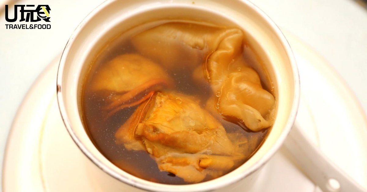 虫草花干贝花胶炖鸡汤集结了多种高营养的食材，具有滋阴养颜功效，每一口都充满惊喜。