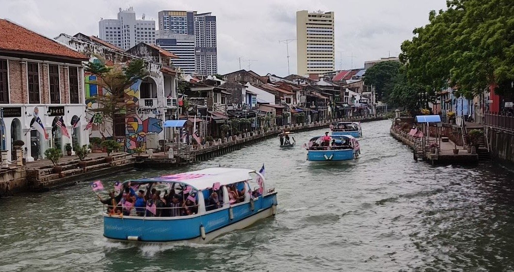 马六甲河流及海南发展机构首度派出水上游行队伍。