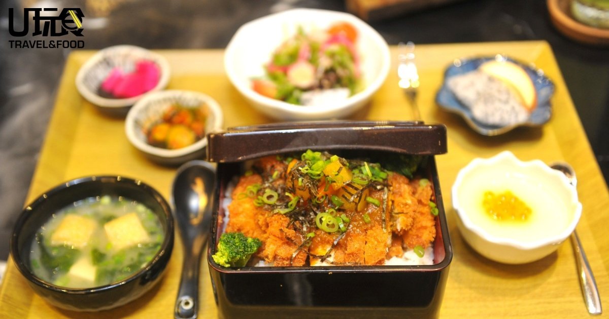 商务午餐便当套餐之一的日式咖喱炸鸡排饭，套餐含主食、沙拉、小菜、味噌汤、茶碗蒸、水果及绿茶。