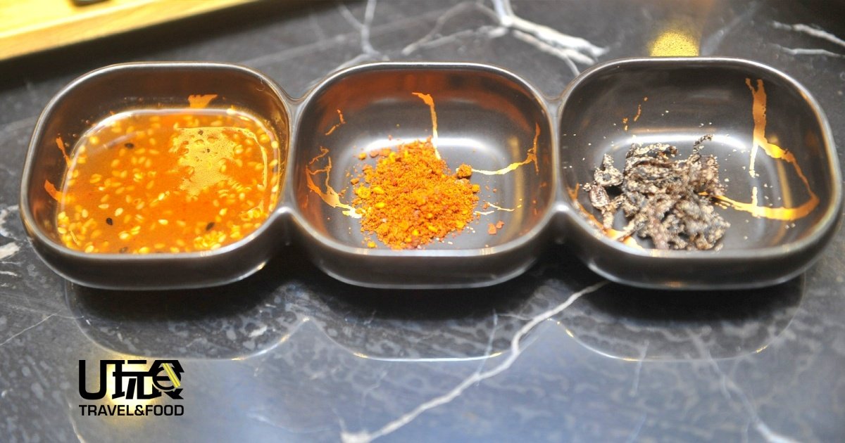 Wagyu Master东港强提供三种口味酱料，如自制酸甜酱、台湾独家辣椒粉以及昆布盐来提升和牛口味与层次。