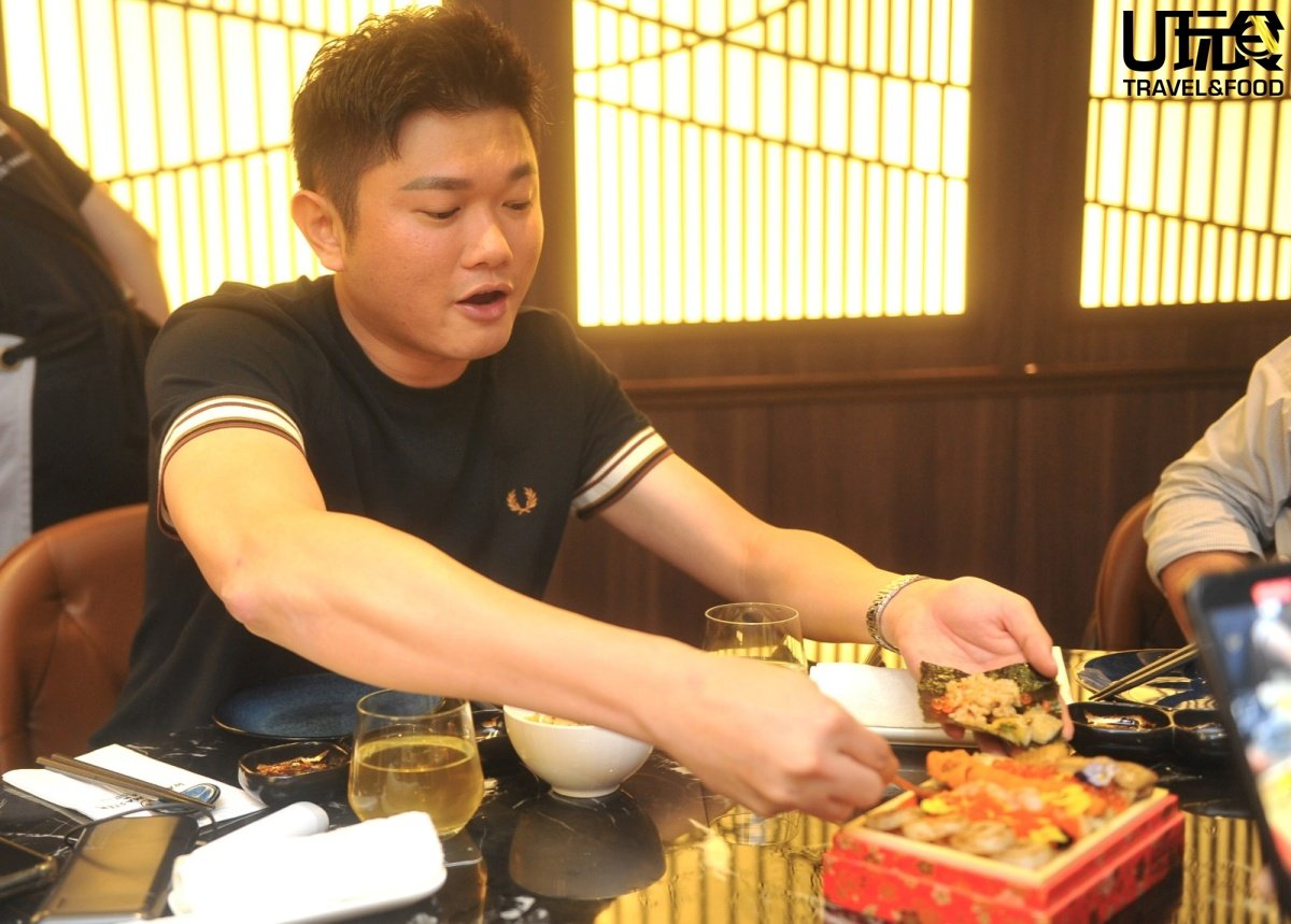Wagyu Master东港强另一创办人林志峰用海苔、海鲜刺身及寿司米裹成手卷食用。