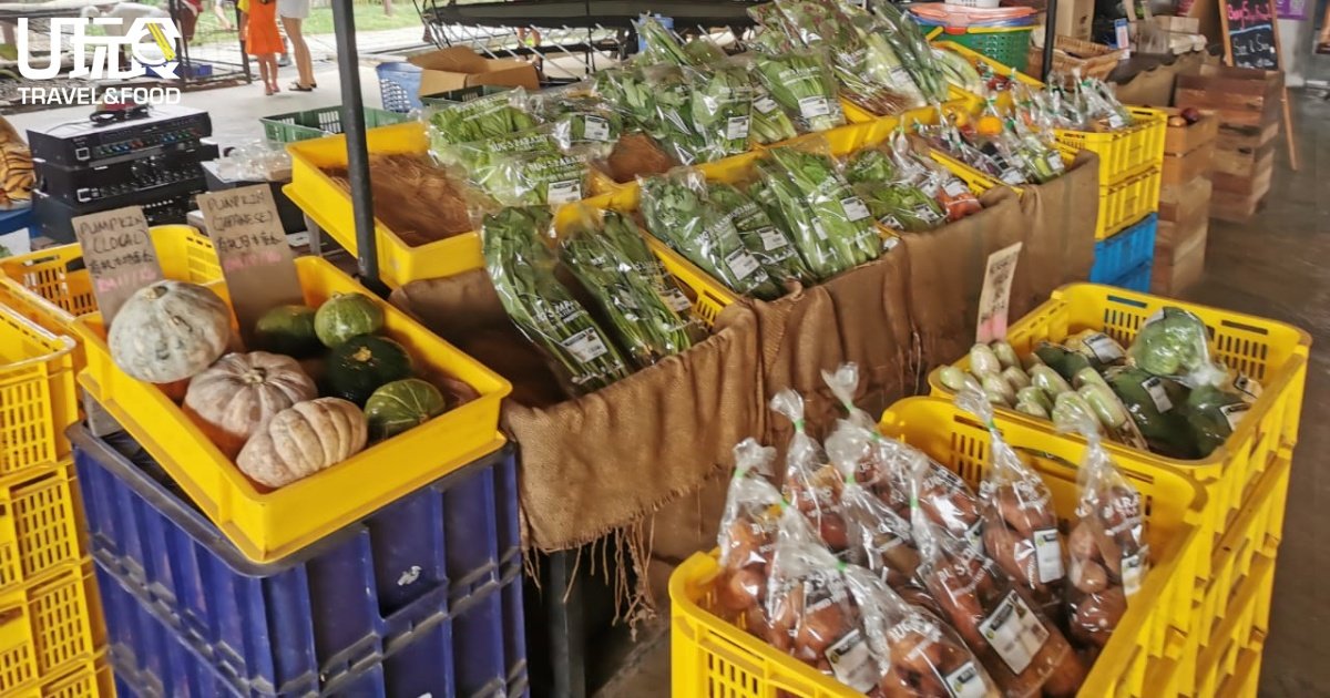 园内也售卖各式各样的有机蔬果供顾客购买。