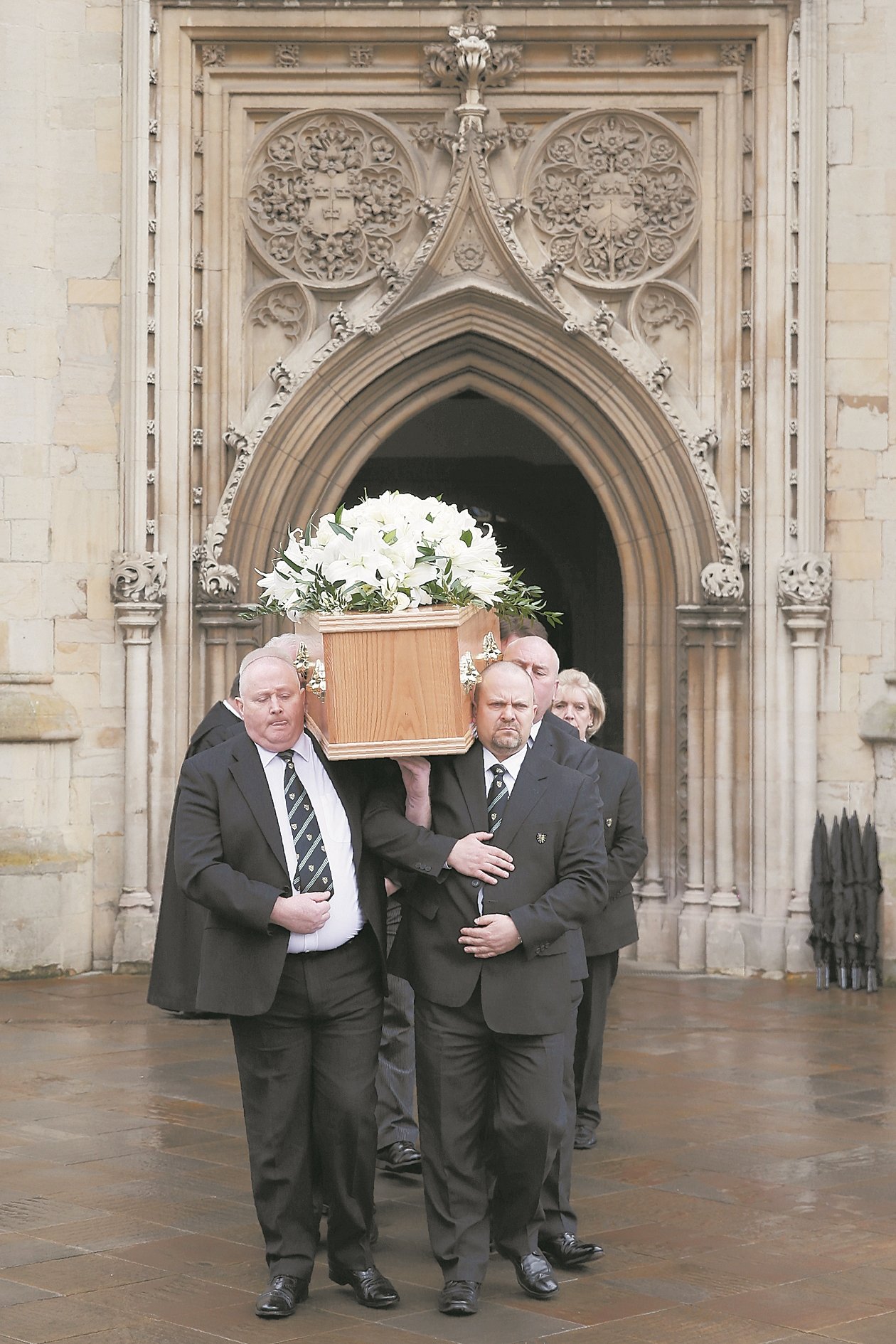 追思仪式结束后，霍金的棺木由剑桥大学冈维尔－凯厄斯学院的6名守门人抬离教堂。这些守门人堪称学院的“管家”，多年来一直协助行动不便的霍金出席学院各种活动，与他有著深厚感情，如今陪伴霍金走上最后一程。
