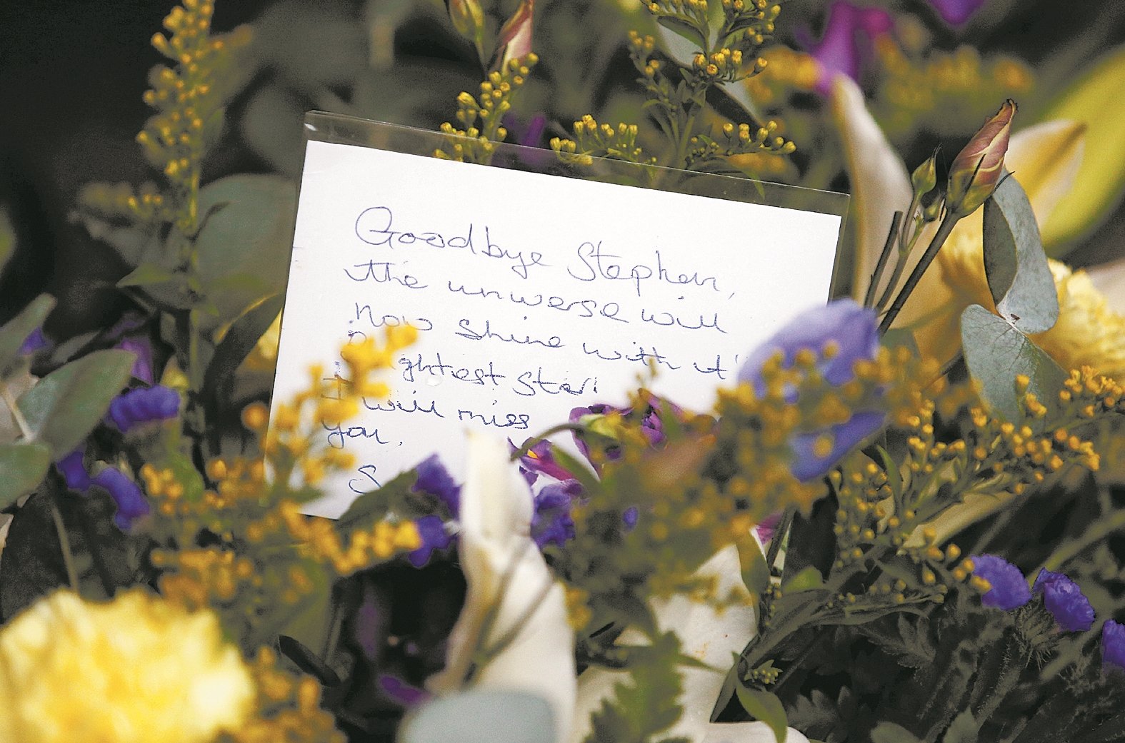 民众在教堂外献上鲜花，当中放有写上寄语的卡片，向霍金道别的字句间表达了对这位奇才的不舍。