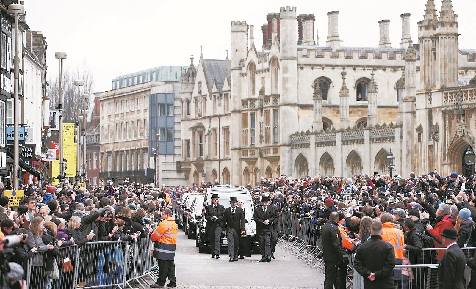 英国著名物理学家霍金的追思仪式，当地时间周六下午在剑桥市的大圣玛丽教堂举行，灵柜运抵教堂时，数以百计民众在灵车驶经的道路夹道送别。