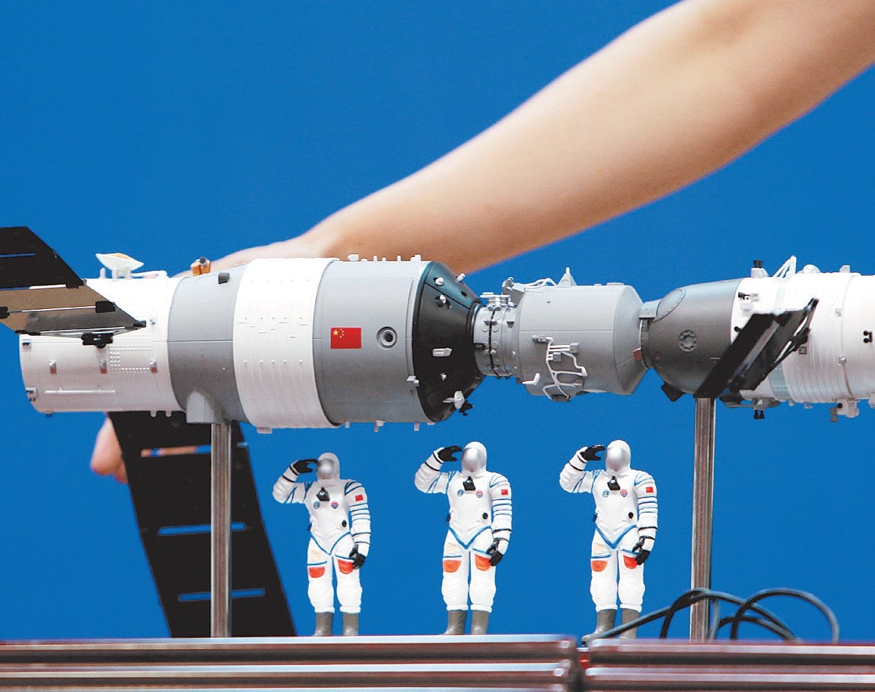 “天宫一号”完成了预定的任务，更服役超越预期两年半，终在周一坠落地球。这是2012年6月“神舟九号”与“天宫一号”进行交会对接期间，在中国载人航天工程办公室发布会上展示的天宫神九载人交会对接模型。