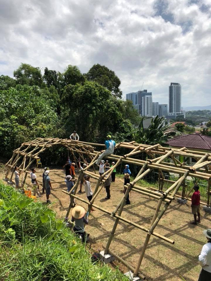每个月有两天，社区会举办“Gotong-Royong”，大家一起完成一些任务。图中的竹制温室以互承结构（Reciprocal Structure）建造，动用约40名没有相关经验的志工，耗时1天半。