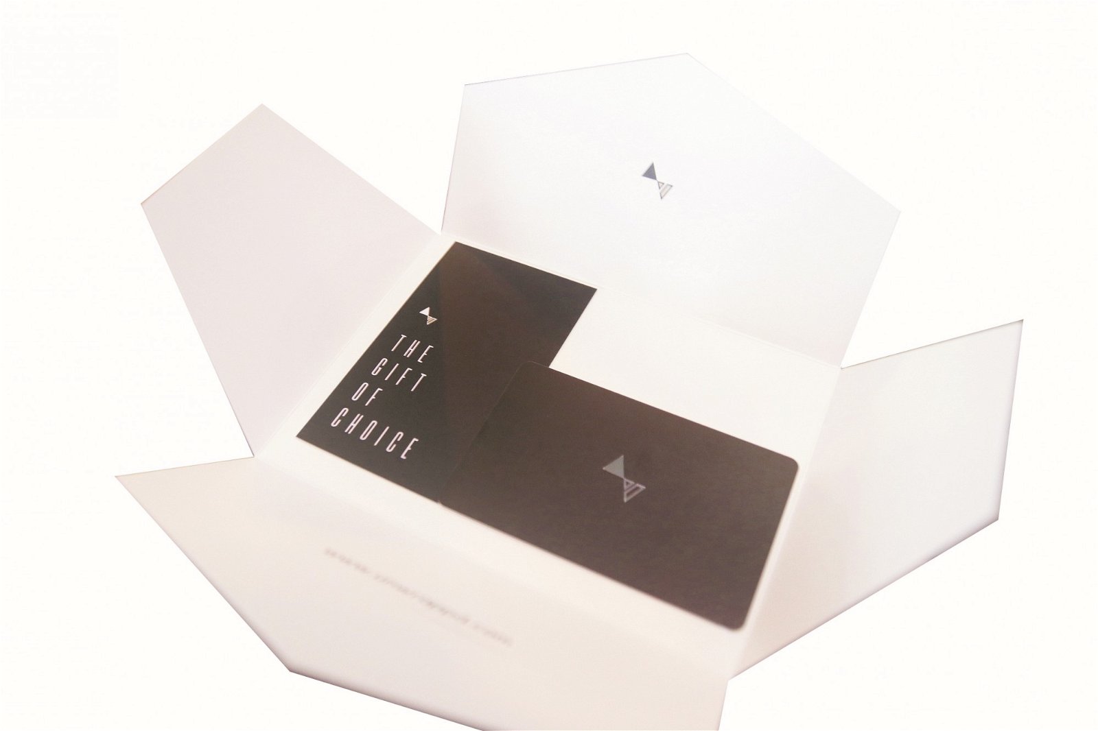 Unwrappd即将推出自家印制的实体礼品卡，精致设计搭配高贵黑色，象征优质礼物。