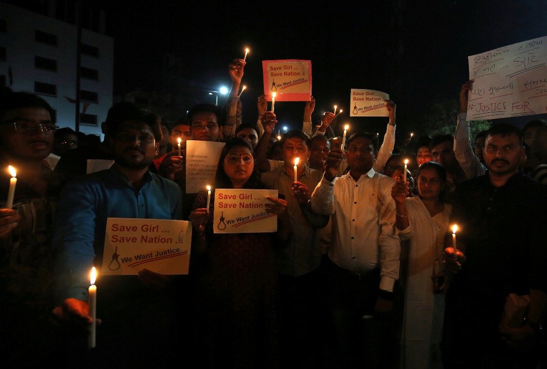 艾哈迈达巴德市的民众在集会上点燃蜡烛，悼念遇害的女孩，同时要求公义，将强奸犯绳之以法，拯救印度的女性，也拯救她们的国家。