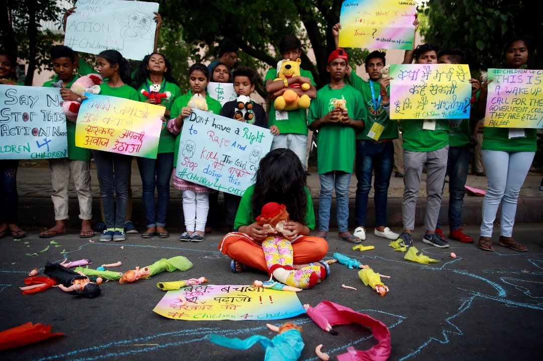 原本可以无忧无虑地享受童年的儿童，成了强奸案的受害者。新德里周日的示威中，一大群儿童抱著玩偶参与集会，并自制海报表达儿童需要保护的诉求。