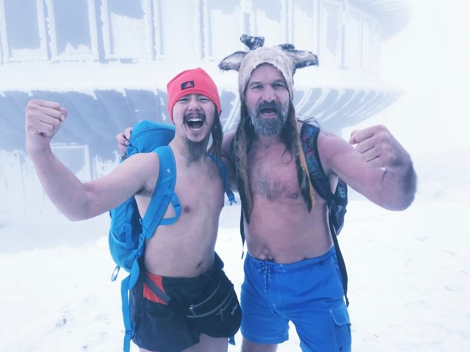 汤文亮（左）与导师——“荷兰冰人”威姆霍夫相约打赤膊在零下摄氏15度攀爬波兰雪山。