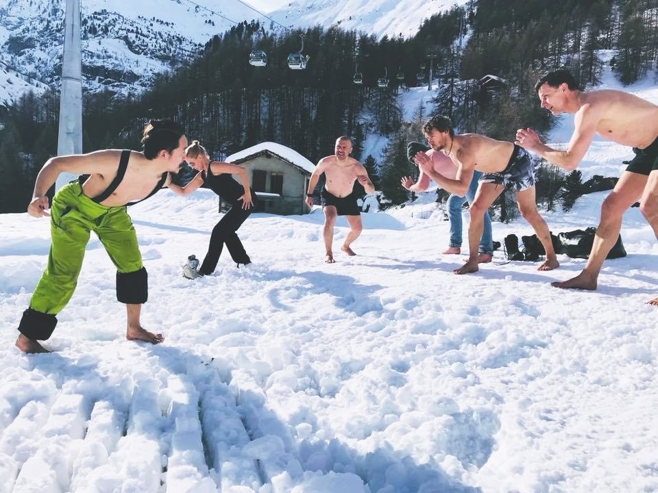 汤文亮（左）去年冬天带领著瑞士的学生在马特峰进行冰冻训练。