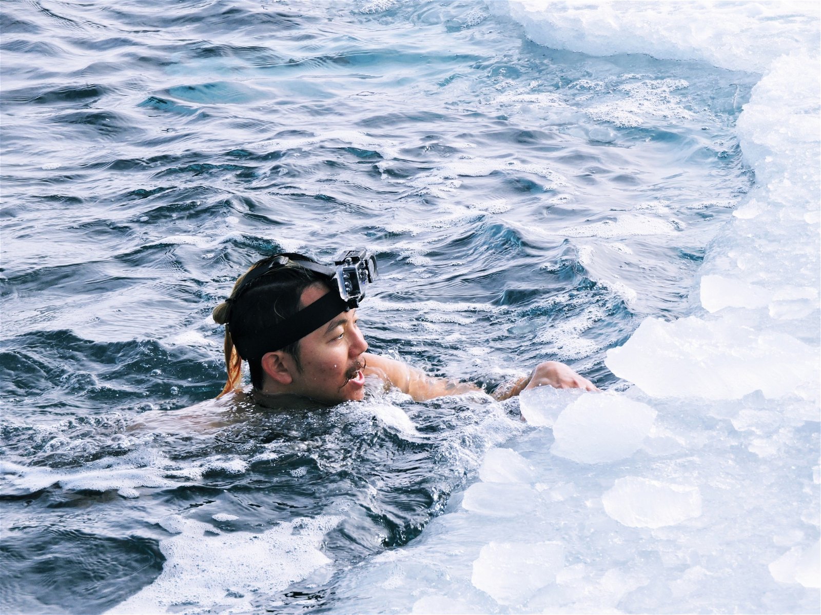 不谙水性的汤文亮，仅穿一条泳裤便跳入位于挪威斯瓦巴群岛的北极海区域，靠意志力在充满冰层的海里游了20分钟。