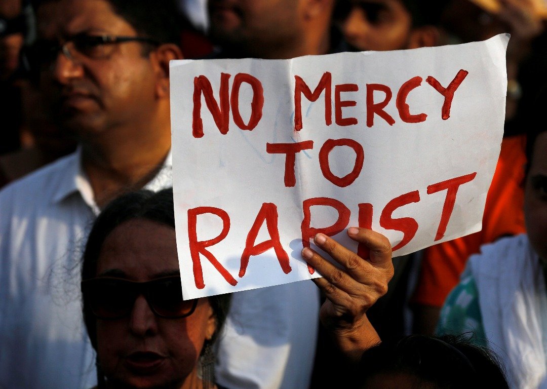 孟买市民在周日上街示威抗议，一名妇女高举口号，敦促政府不可放过强奸犯。