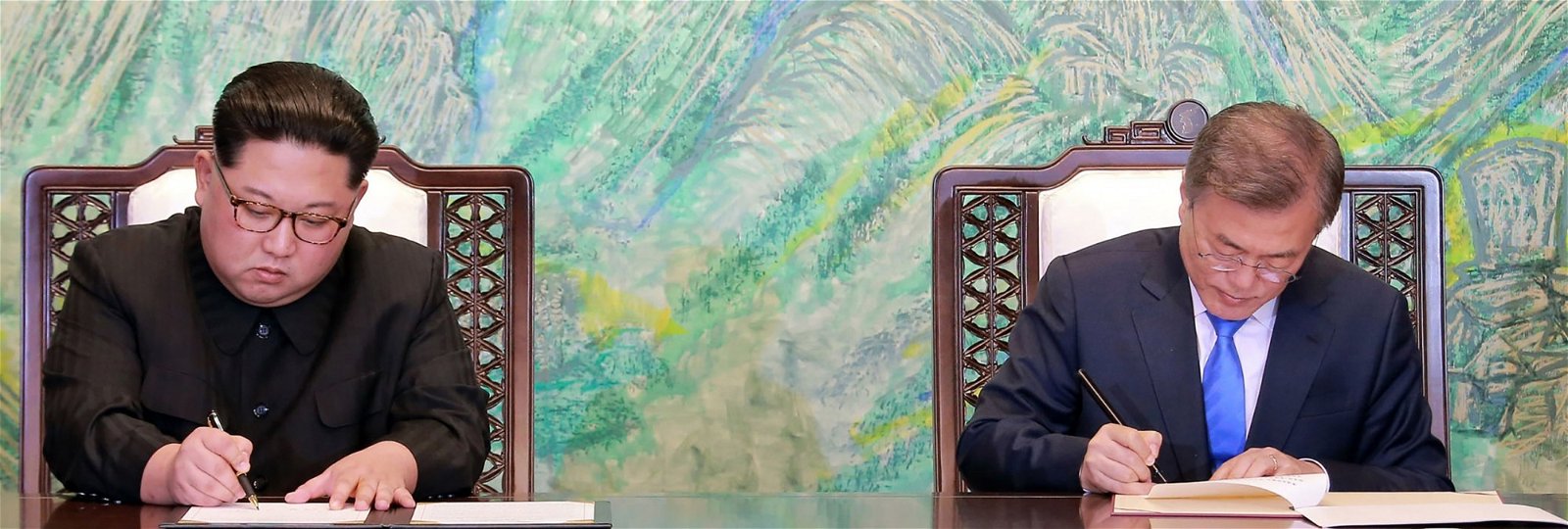 朝鲜最高领导人金正恩（左）和韩国总统文在寅，在会谈后一同签署《板门店宣 言》。宣言内容包括通过完全弃核，实现朝鲜半岛无核化的目标。
