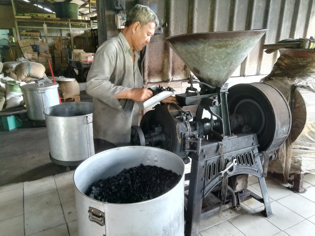 巴生全和咖啡粉厂老东主陈轮全正在细心的磨咖啡粉。