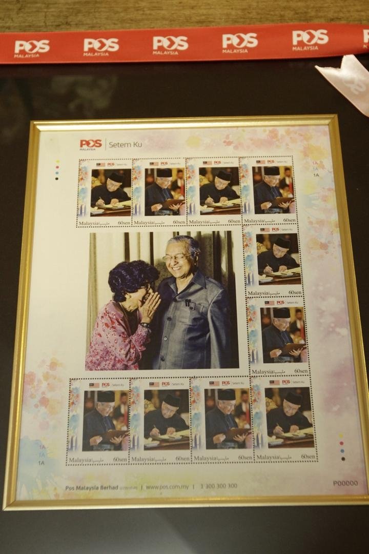 其中一套邮票配套印著敦马及夫人相处时的甜蜜时光，邮票则是敦马在国家王宫宣誓就任我国第7任首相时的照片，甚具收藏价值。