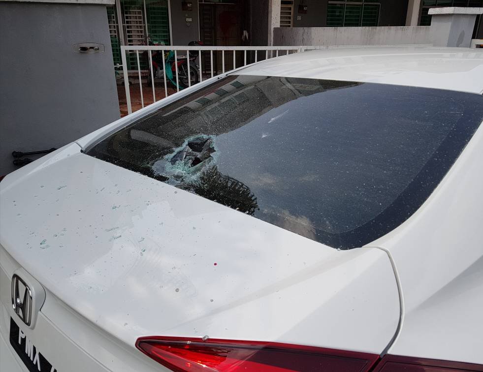 事主轿车玻璃也被石头击中而碎裂。