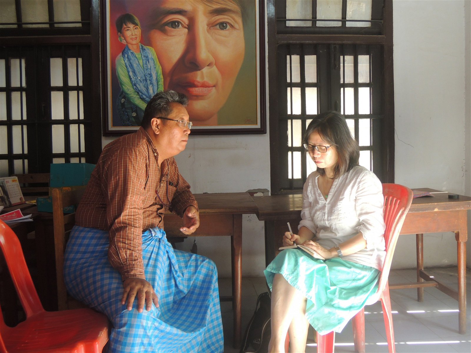 2015年11月，昂山淑姬所领导的“全国民主联盟”（NLD，民盟）大胜后，张翠容前往曼德勤采访了民盟曼德勤地区总部主席田杜傲。