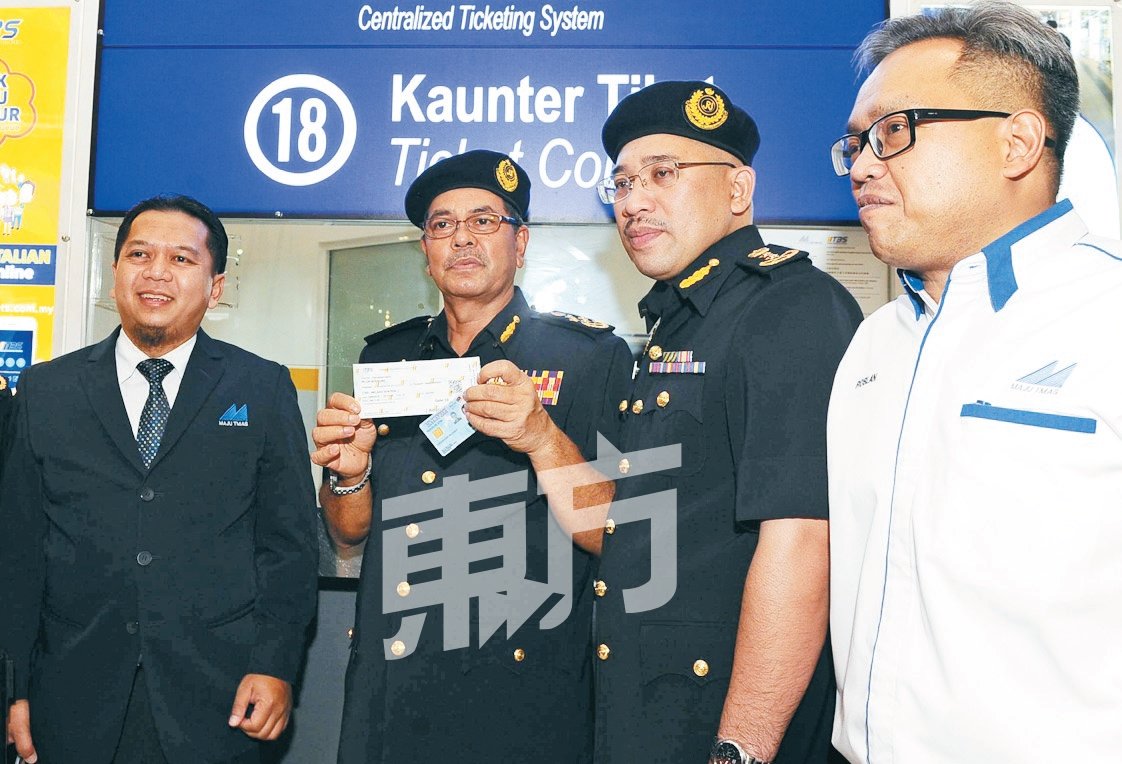 沙哈鲁丁（左2）率领交通局官员到吉隆坡南湖镇综合交通总站，展开“开斋节行动”。 （摄影：徐慧美）
