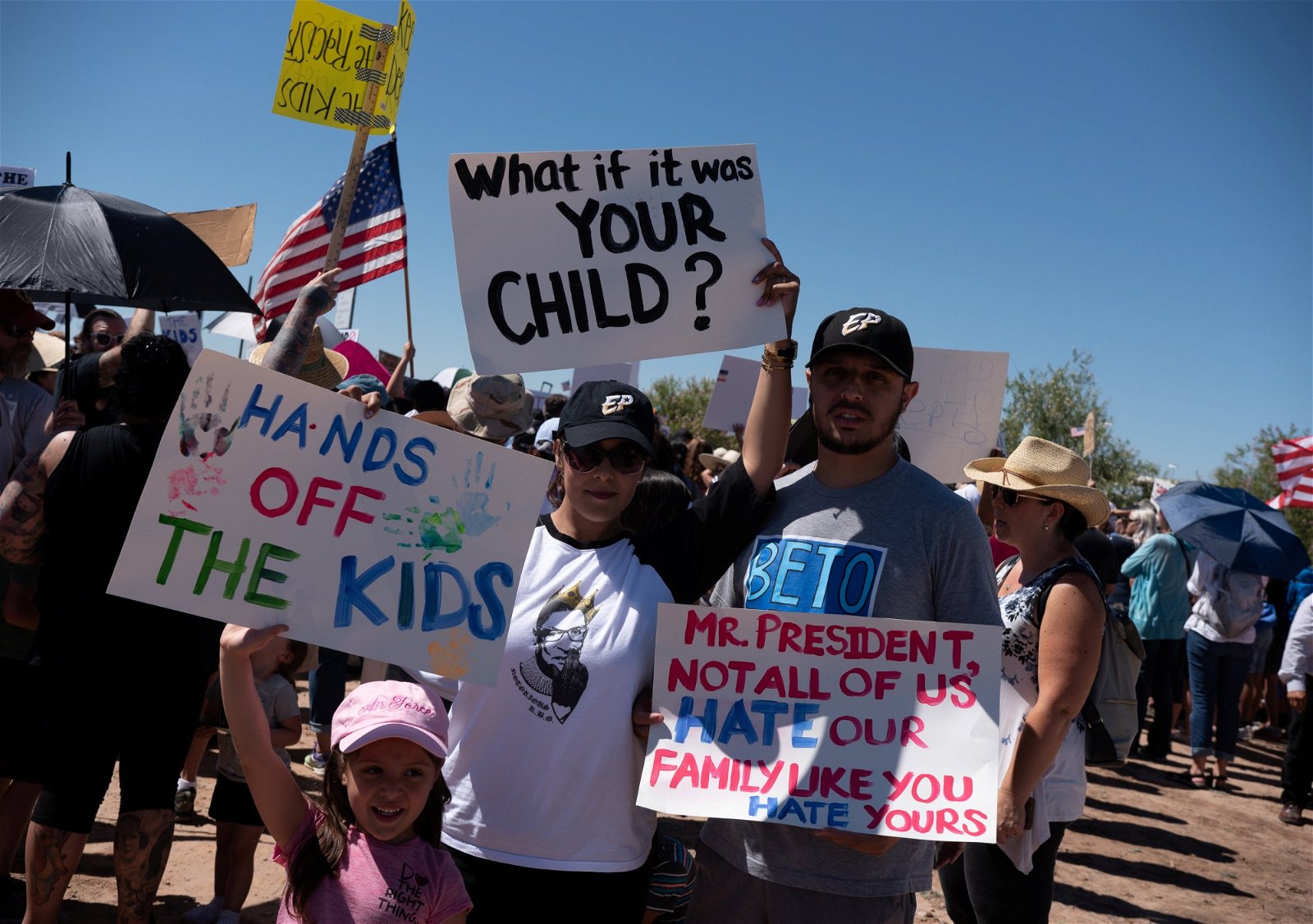 反对政府“零容忍”政策的民众，周日在得州美墨边境的过境中心外集会示威。示威者拿著自制纸牌，要求政府放过孩子，更调侃特朗普讨厌自己的家人。